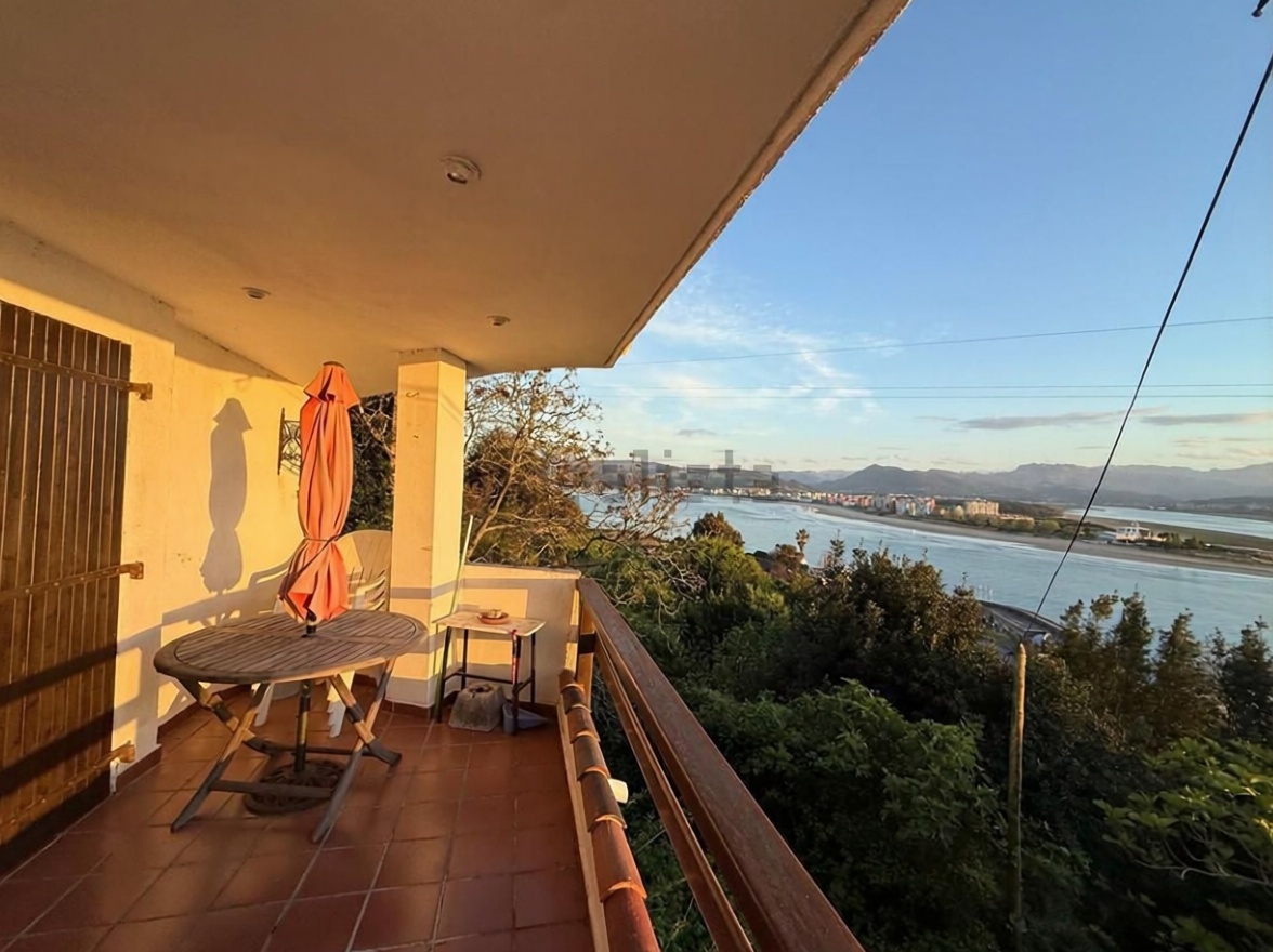 Chalet with direct beach access in Santoña — Sea terrace
