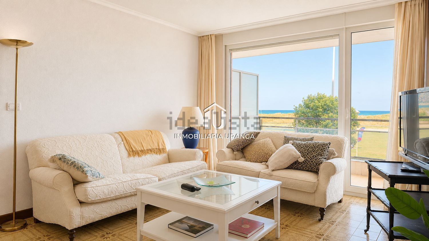 Apartamento em primeira linha de praia em Laredo — Sala