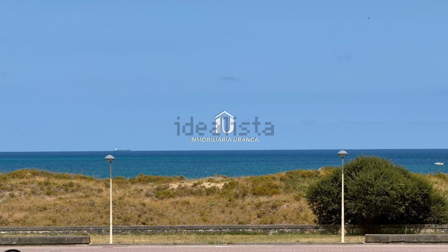 Apartamento em primeira linha de praia em Laredo — Vista mar