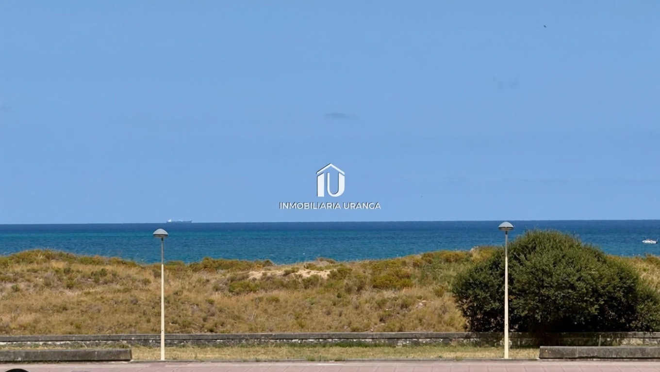 Beachfront flat in Laredo — Sea view