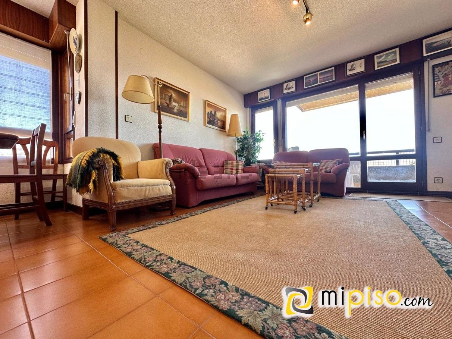 Apartamento em primeira linha de praia em Laredo — Sala
