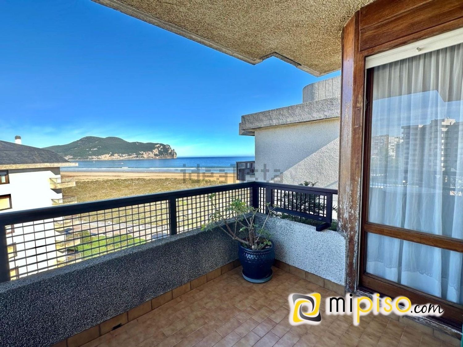 Apartamento em primeira linha de praia em Laredo