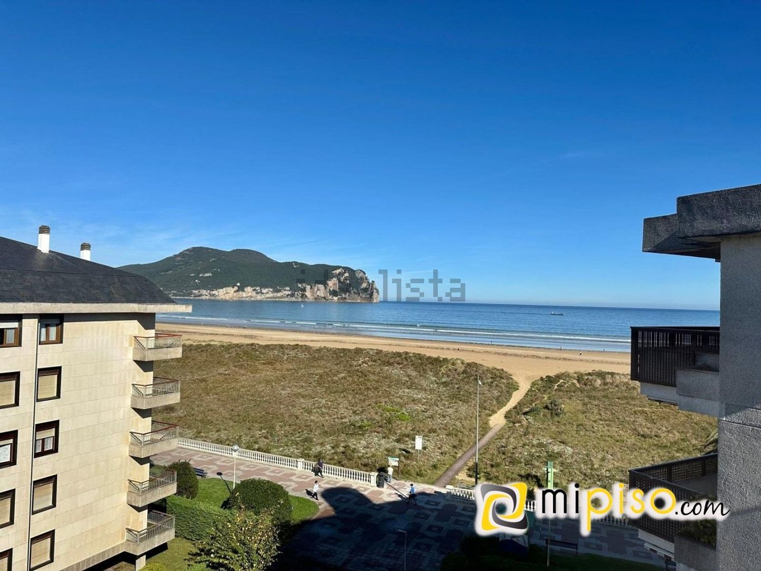 Apartamento em primeira linha de praia em Laredo — Vista mar