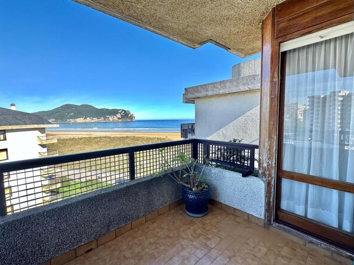 Beachfront flat in Laredo
