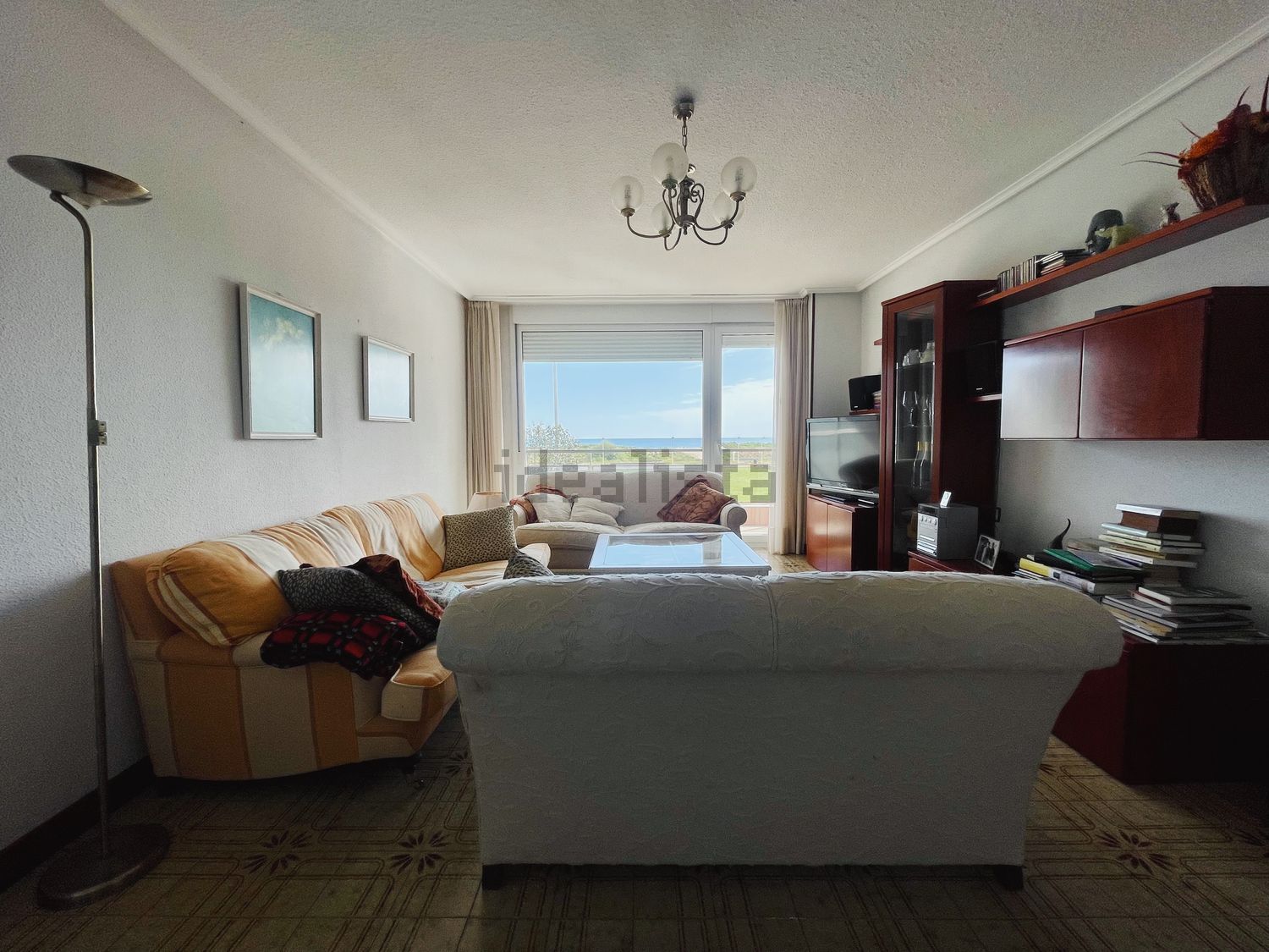 Apartamento em primeira linha de praia em Laredo — Sala