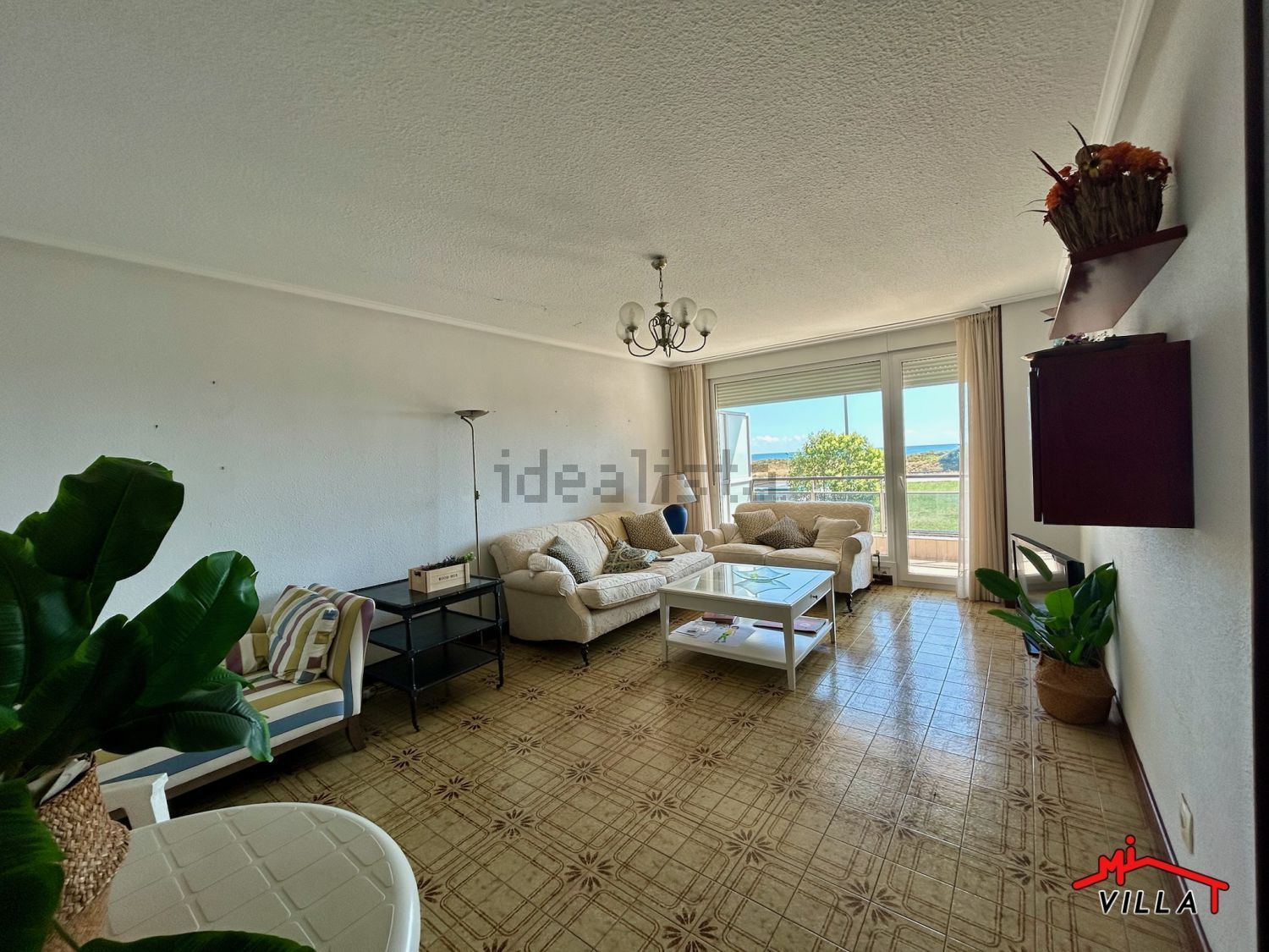 Apartamento em primeira linha de praia em Laredo — Sala