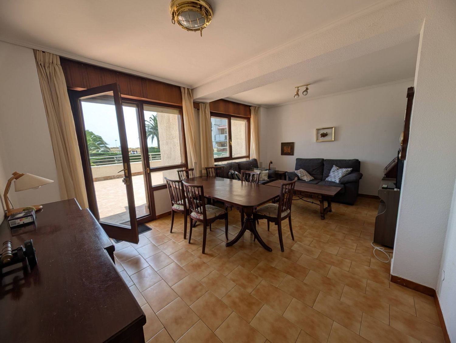 Apartamento em primeira linha de praia em Laredo — Sala
