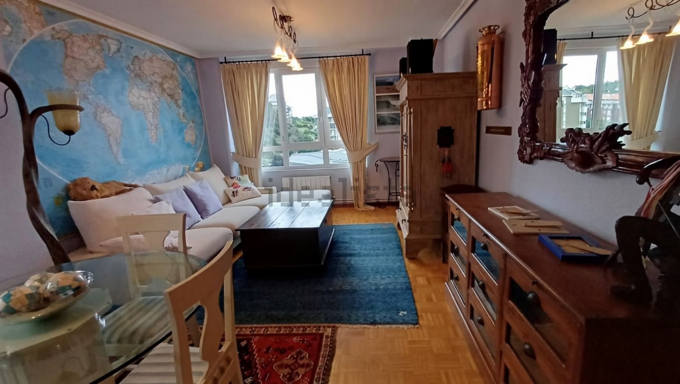Beachfront flat in Castro Urdiales — Living room
