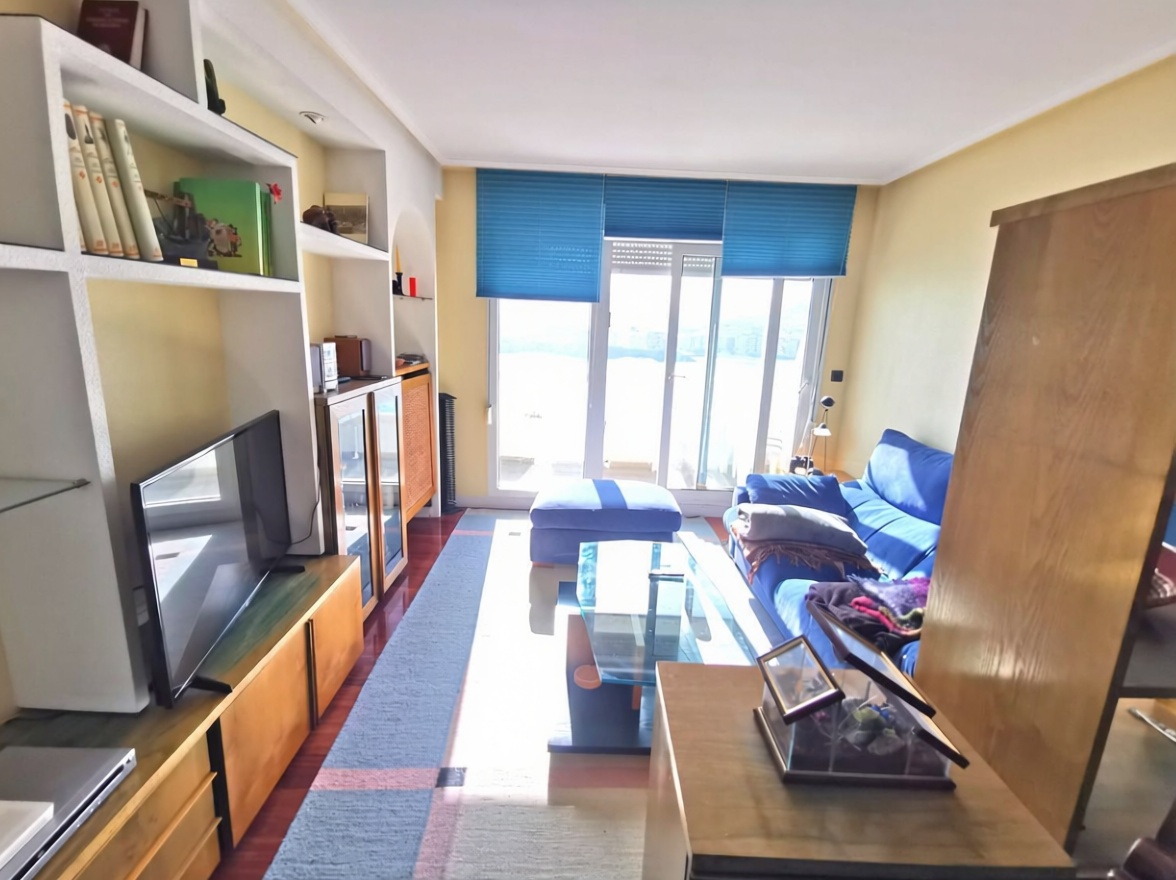 Apartamento em primeira linha de praia em Castro Urdiales — Sala