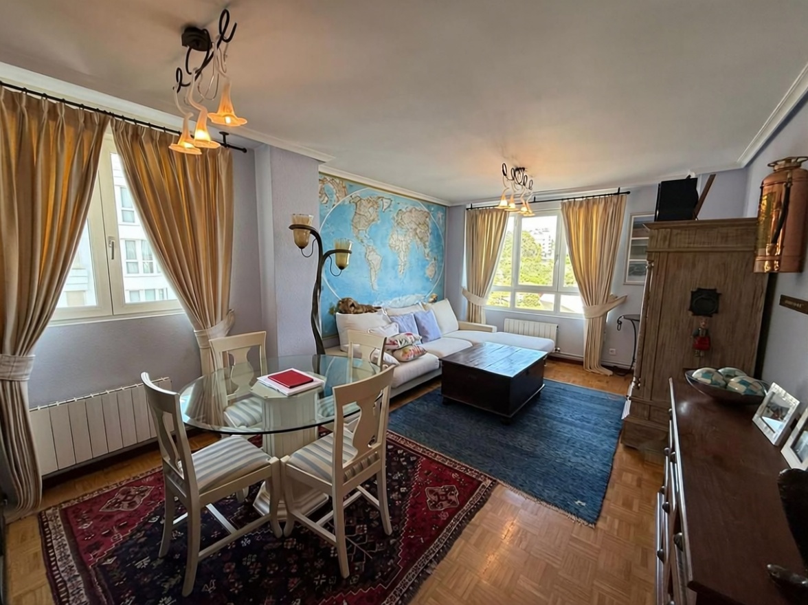 Beachfront flat in Castro Urdiales — Living room