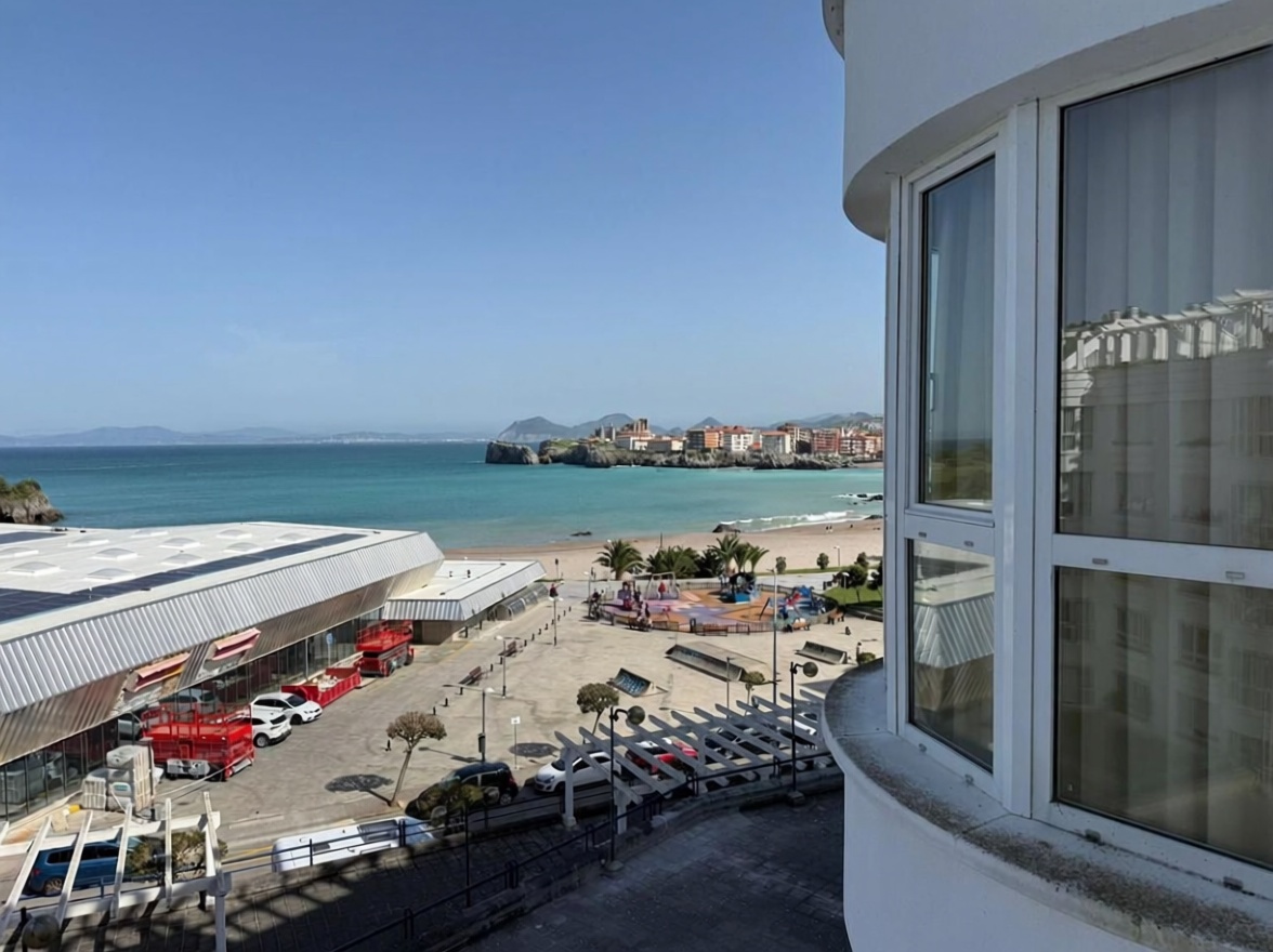 Beachfront flat in Castro Urdiales — Sea view
