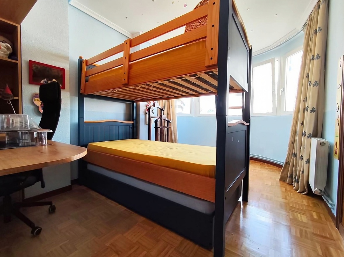 Apartamento em primeira linha de praia em Castro Urdiales — Piscina