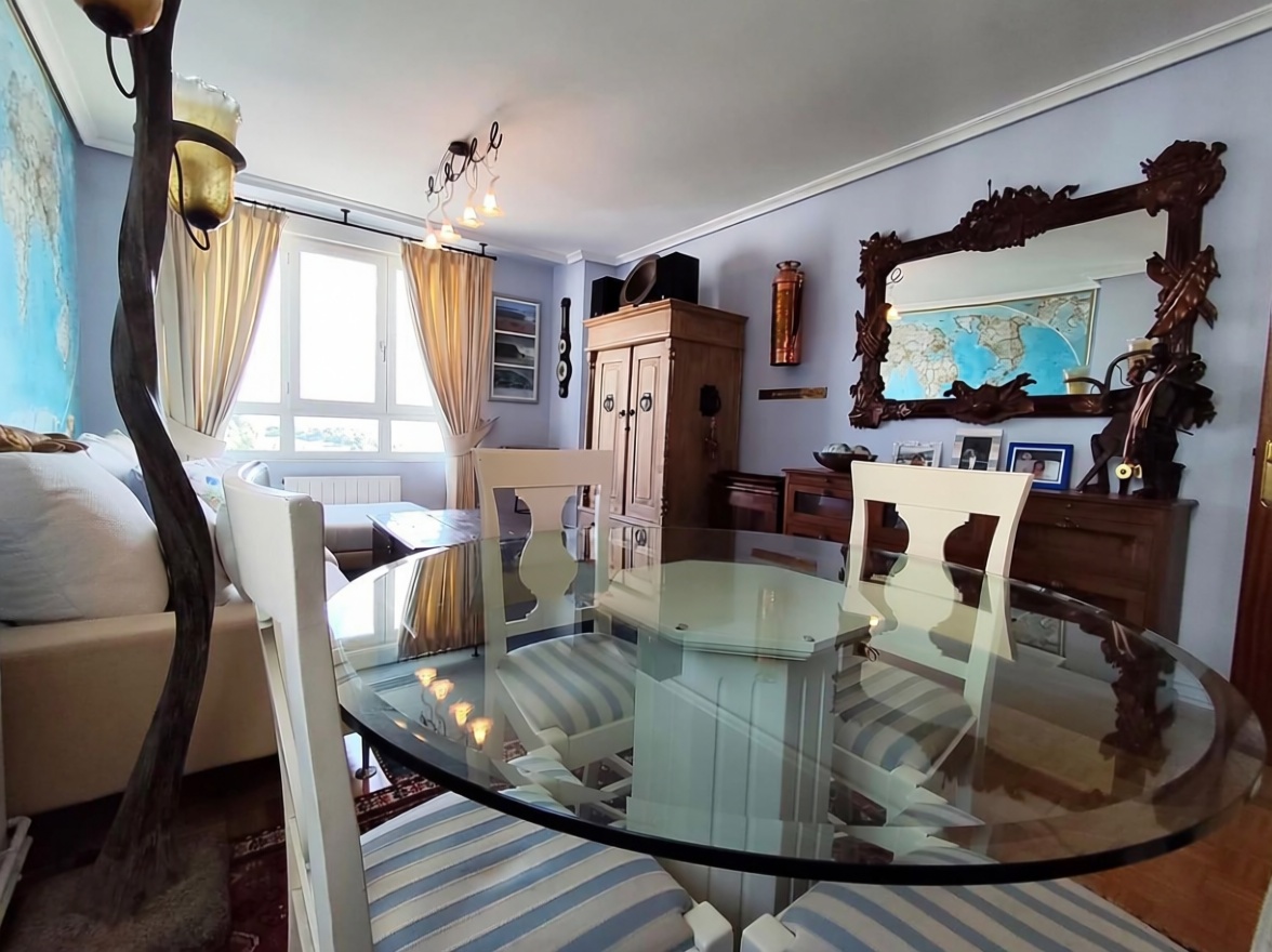 Apartamento em primeira linha de praia em Castro Urdiales — Sala