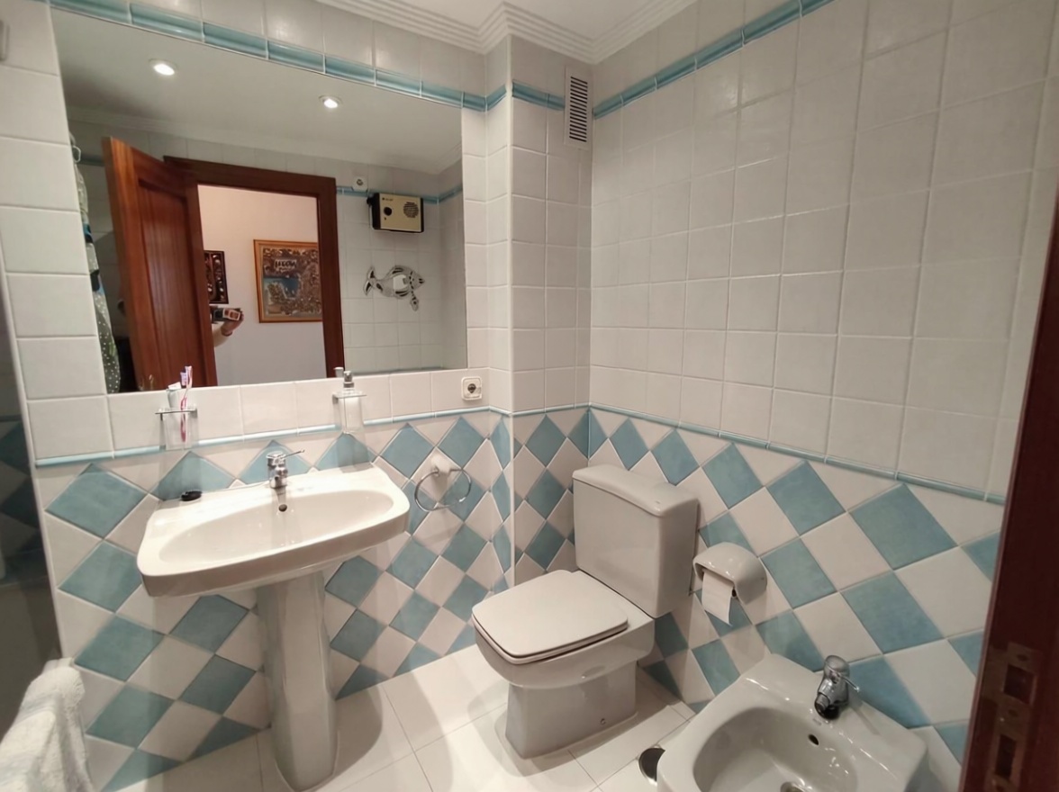 Apartamento em primeira linha de praia em Castro Urdiales — Casa banho
