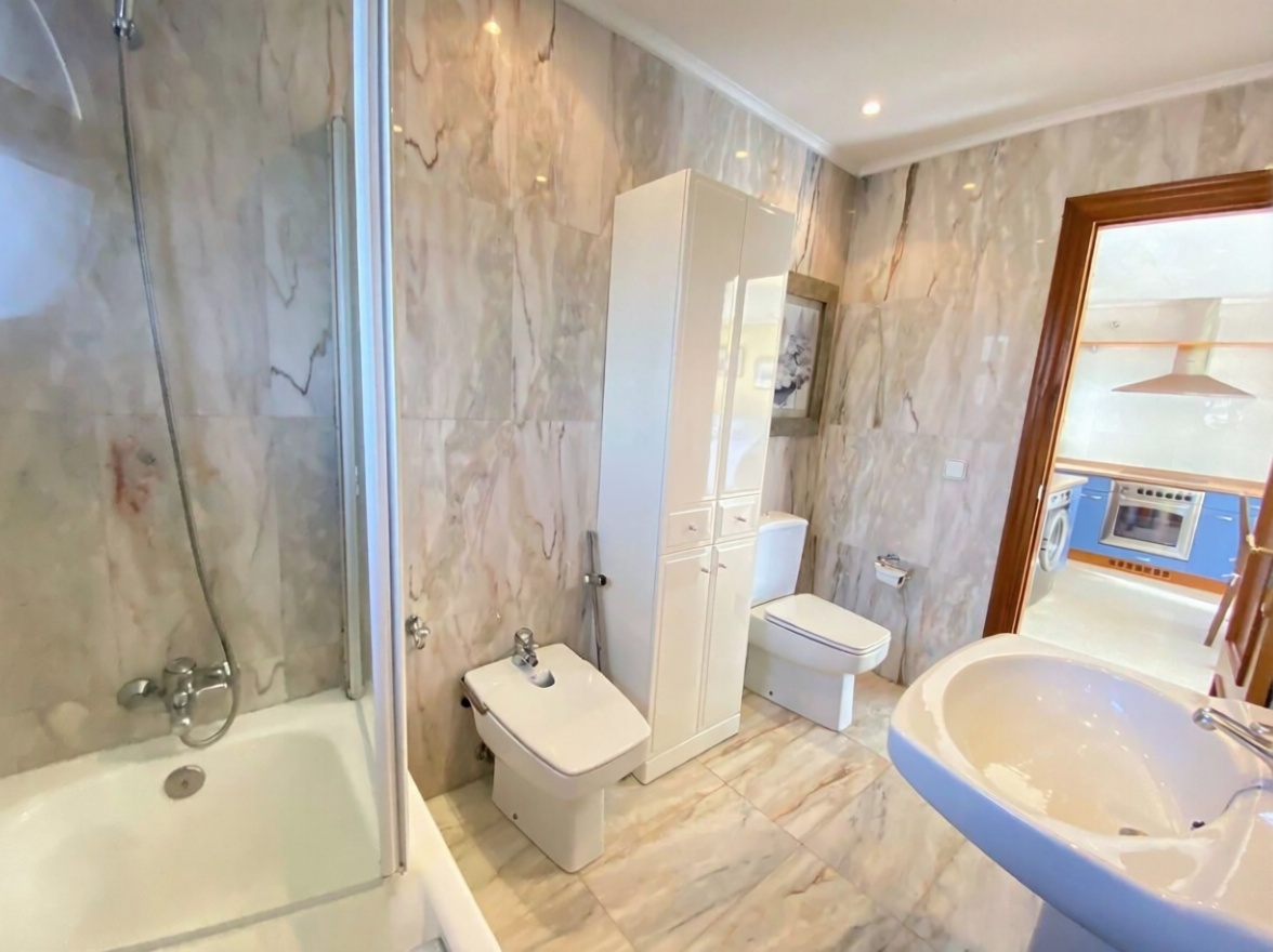 Ático en primera línea de mar en Castro Urdiales — Baño