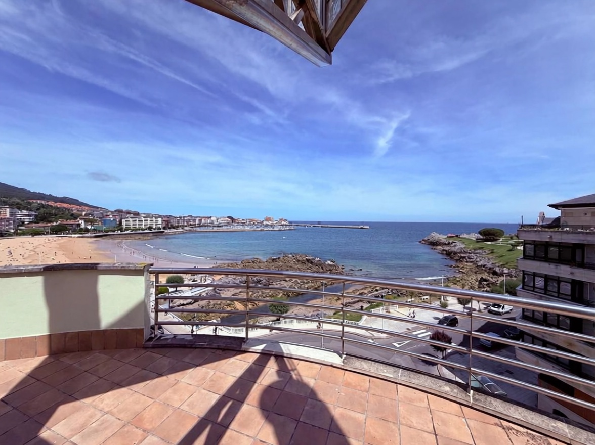 Ático en primera línea de mar en Castro Urdiales — Vista mar
