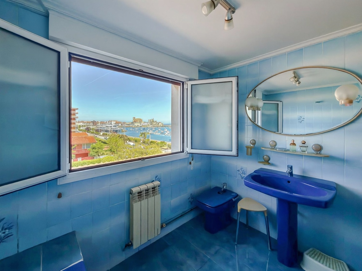 Ático en primera línea de mar en Castro Urdiales — Dormitorio