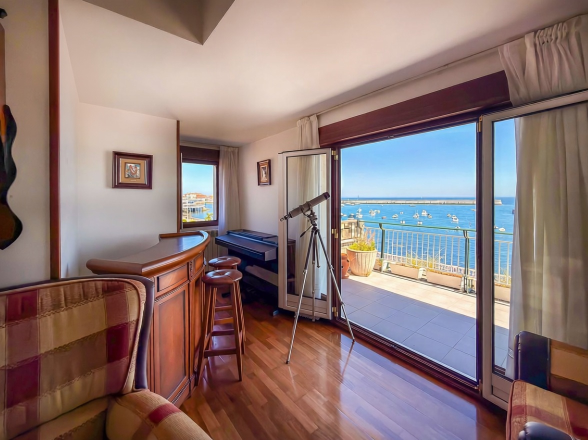 Ático en primera línea de mar en Castro Urdiales — Salón