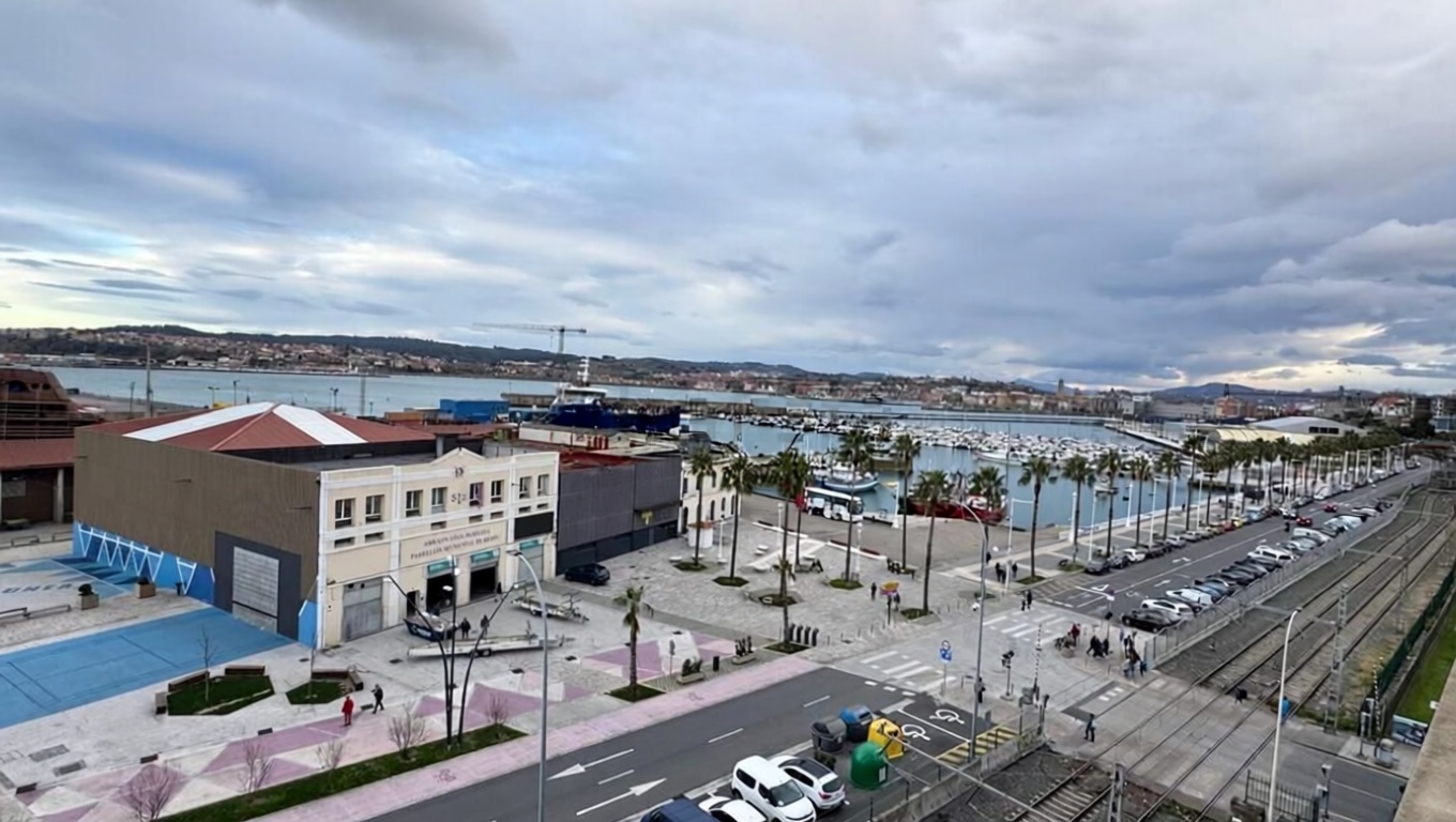 Beachfront flat in Santurtzi — Sea view