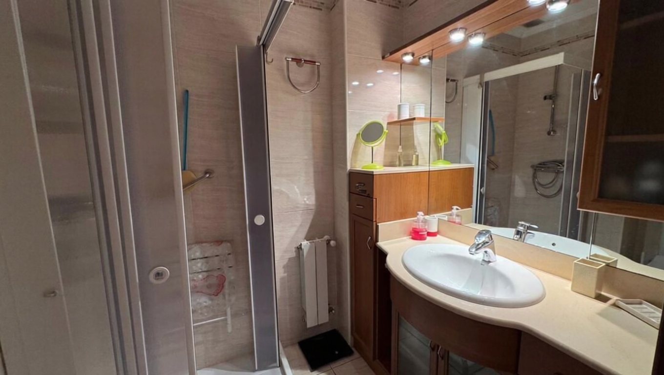 Beachfront flat in Santurtzi — Bathroom