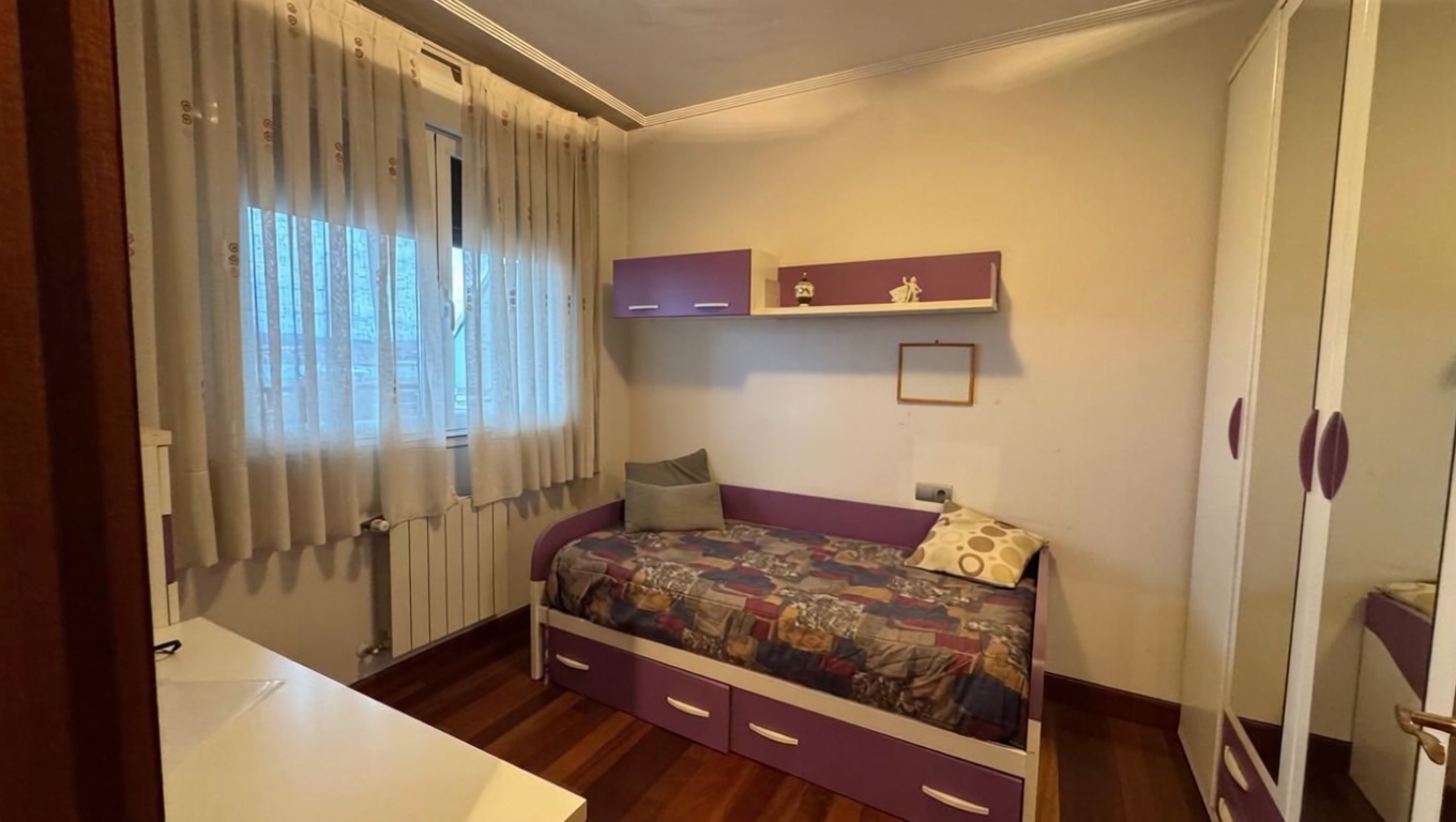 Beachfront flat in Santurtzi — Bedroom