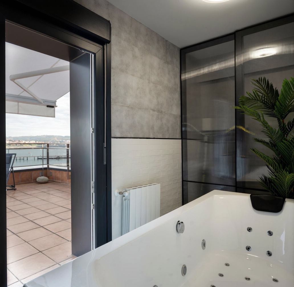 Seafront attic in Santurtzi — Bathroom