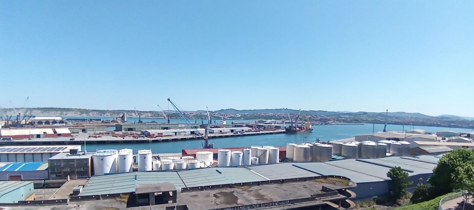 Beachfront flat in Santurtzi — Sea view