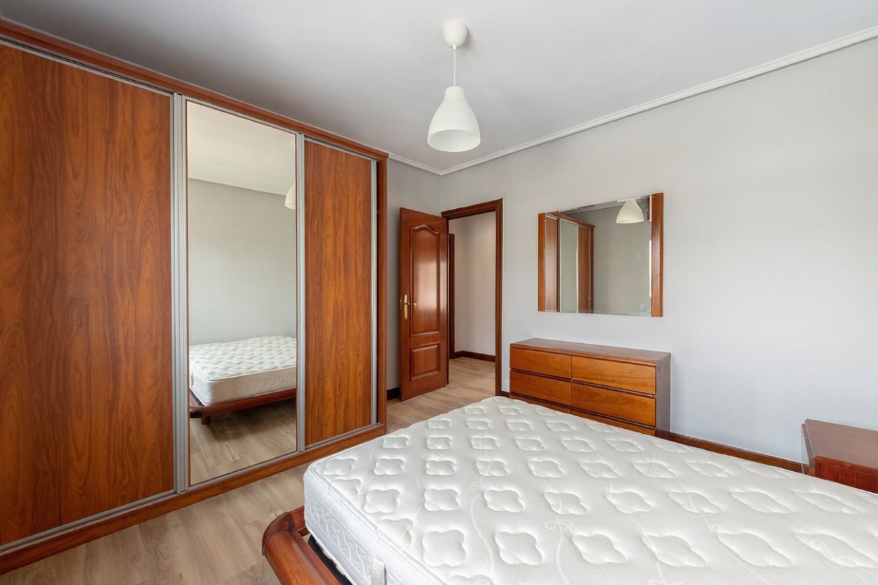 Appartement en première ligne de plage à Sestao — Chambre