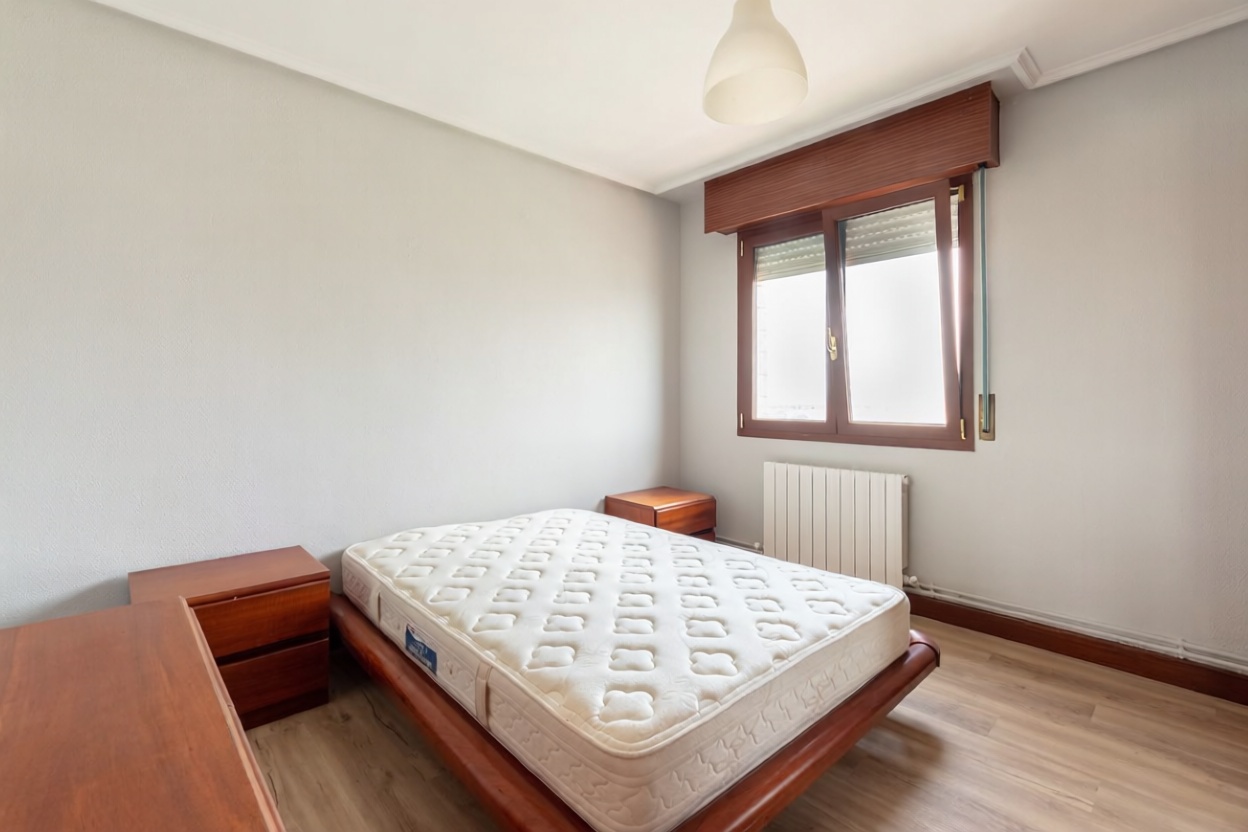 Appartement en première ligne de plage à Sestao — Chambre