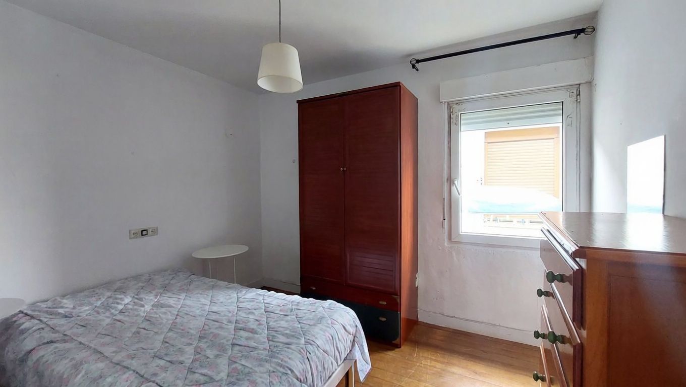 Beachfront flat in Leioa — Bedroom