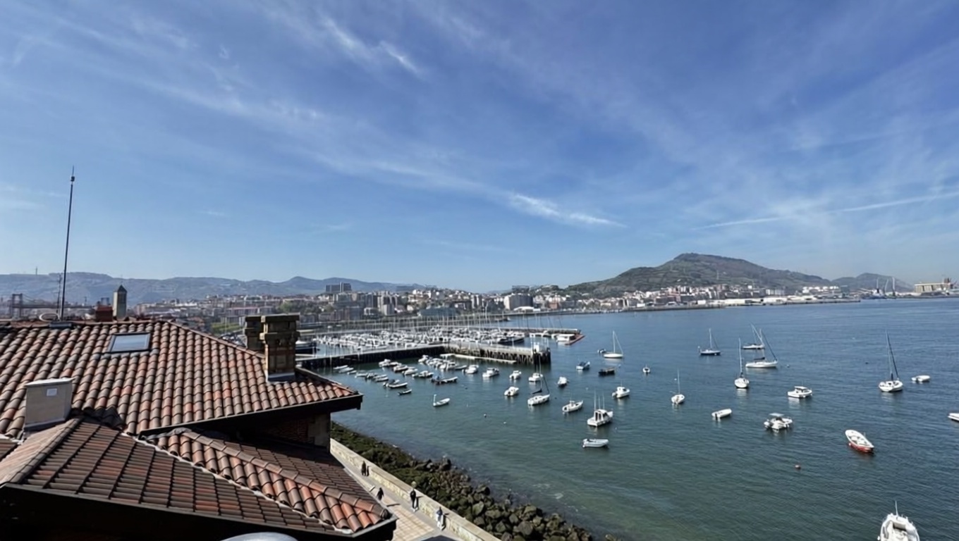 Beachfront flat in Getxo — Sea view