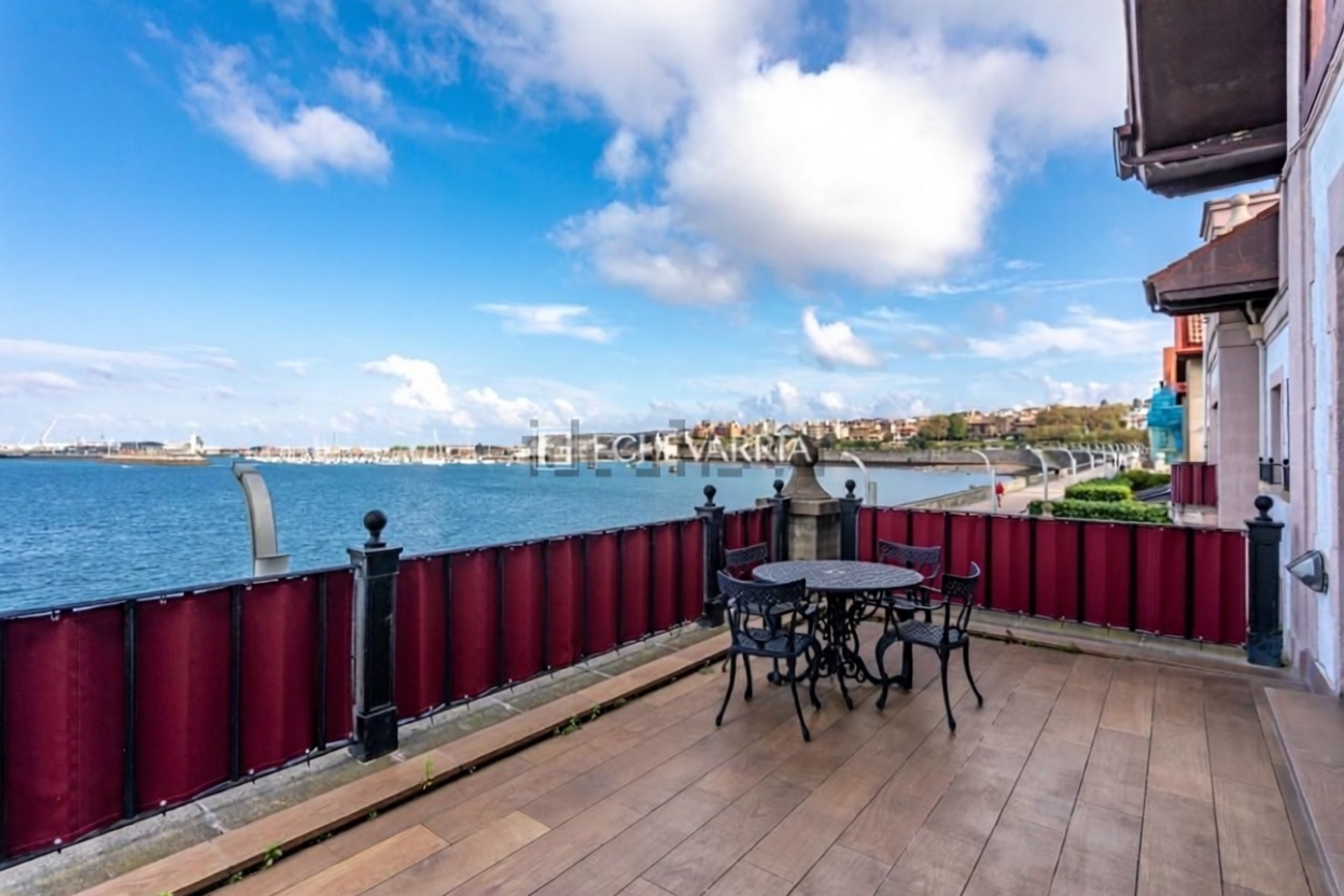 Beachfront flat in Getxo — Sea terrace