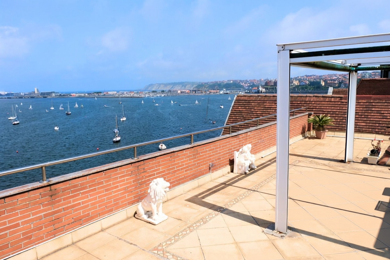 Beachfront duplex in Getxo