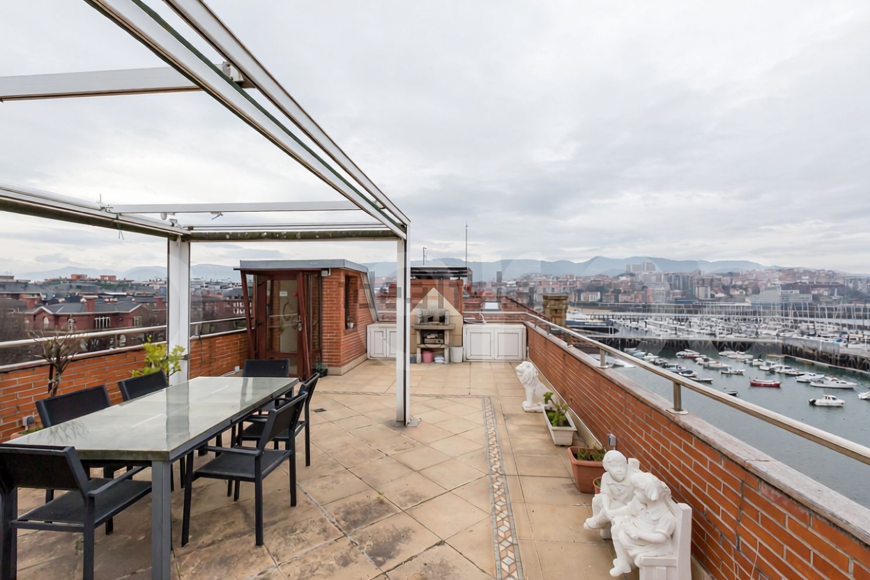 Beachfront duplex in Getxo