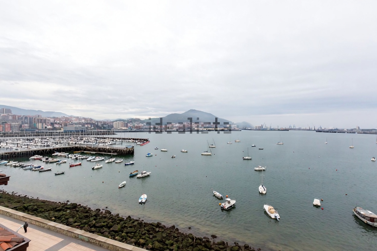 Beachfront duplex in Getxo — Sea view