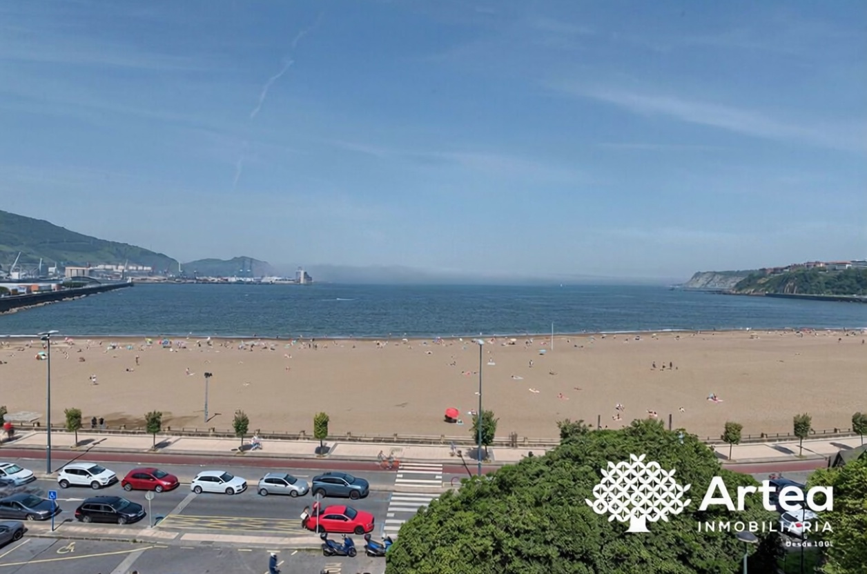 Beachfront flat in Getxo — Sea view