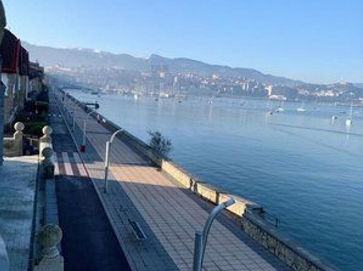 Beachfront duplex in Getxo — Sea view