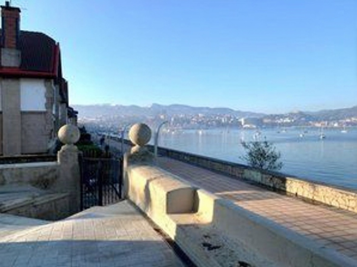 Beachfront duplex in Getxo