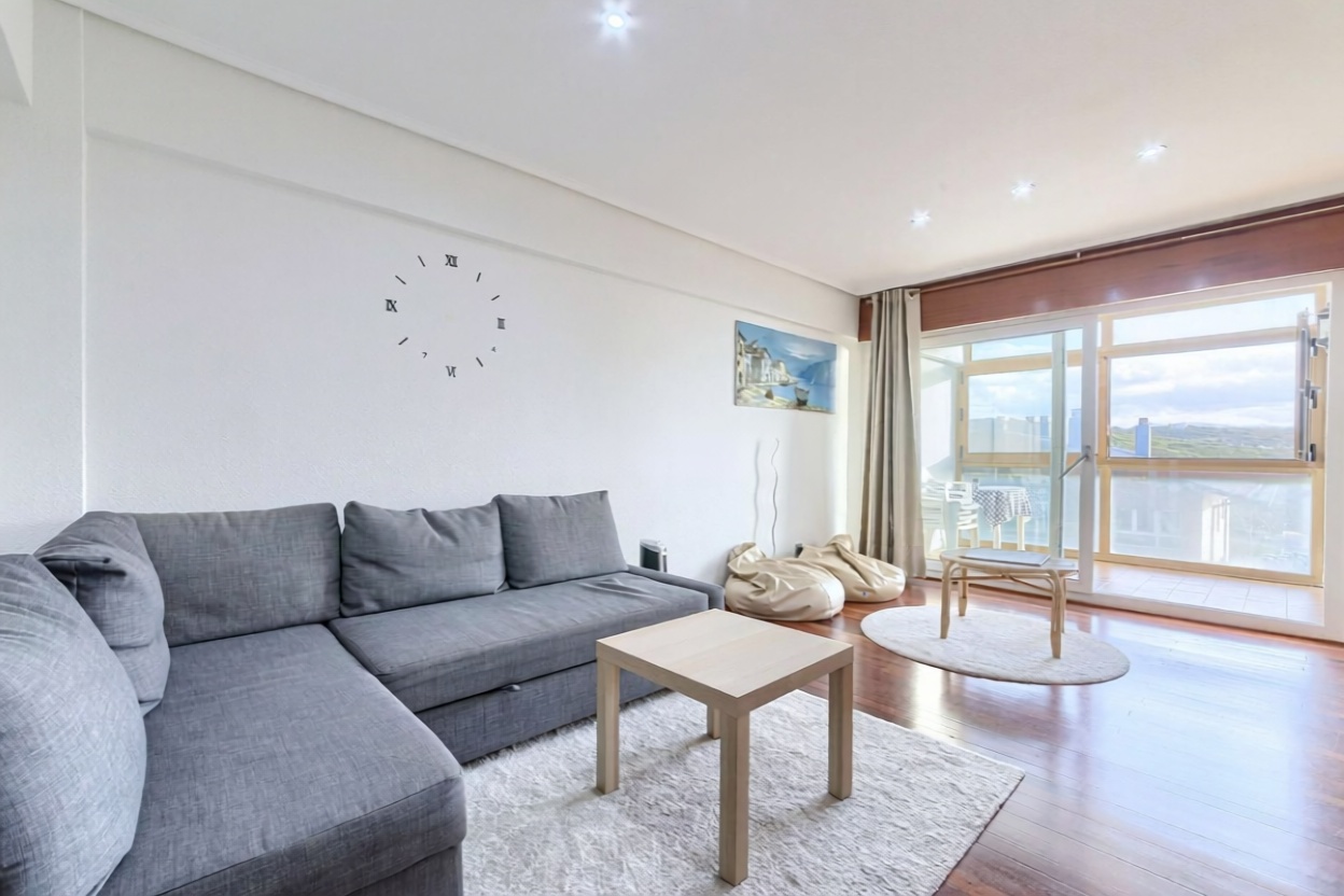 Beachfront flat in Sopela — Living room