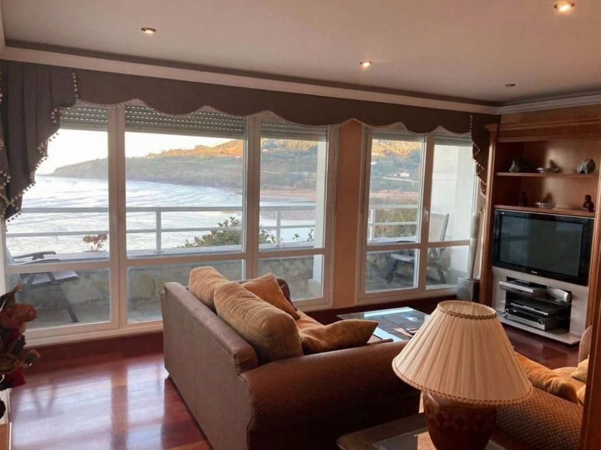 Beachfront flat in Mundaka — Living room