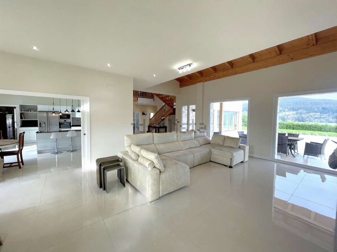 Chalet with direct beach access in Busturialdea, Vizcaya — Living room