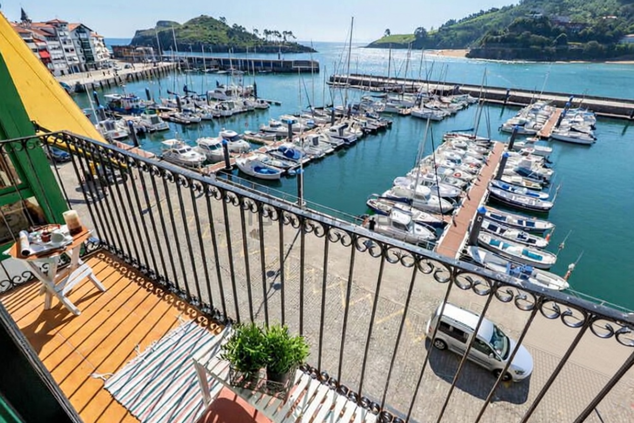 Beachfront flat in Lea-Artibai, Vizcaya