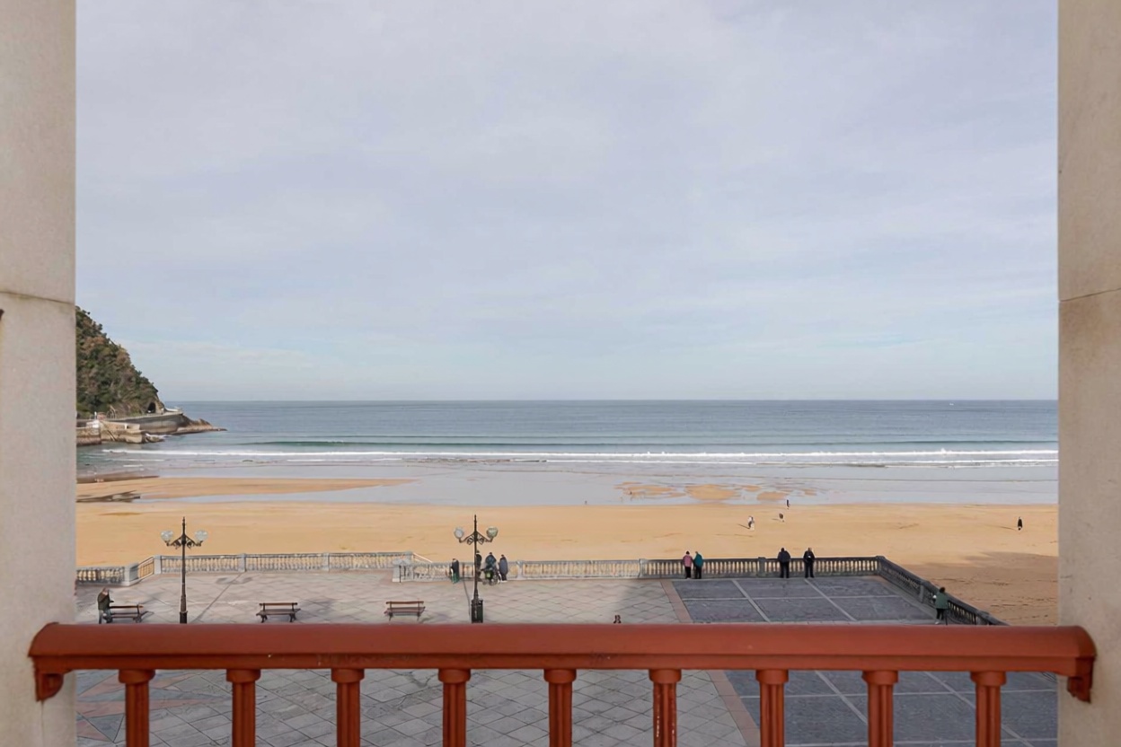 Piso en primera línea de playa en Zarautz — Vista mar