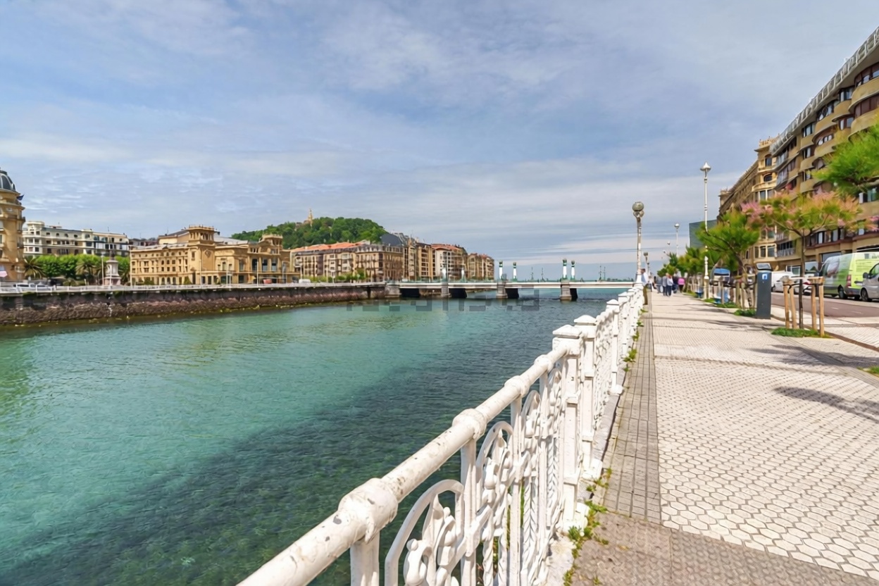 Beachfront flat in Donostia-San Sebastián — Sea view