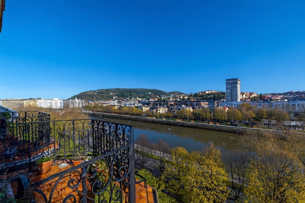 Duplex in erste Strandlinie in Donostia-San Sebastián — Meerterrasse