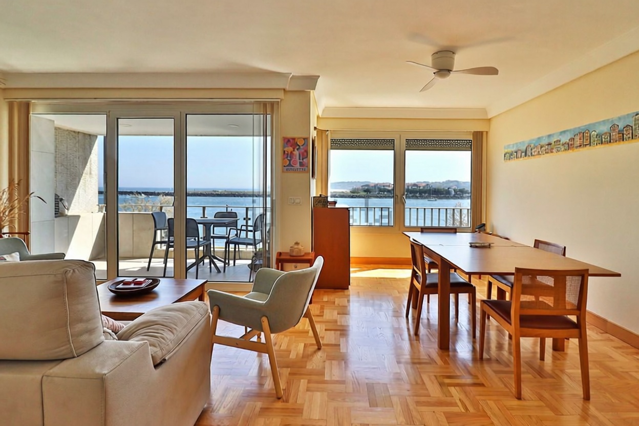 Wohnung in erste Strandlinie in Hondarribia — Wohnzimmer