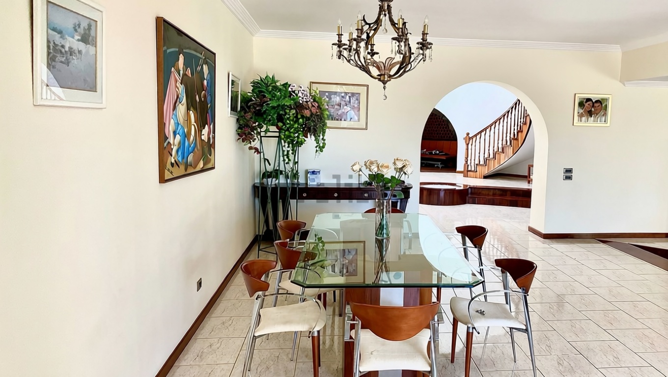 Chalet mit direkter Strandzugang in Arona — Esszimmer