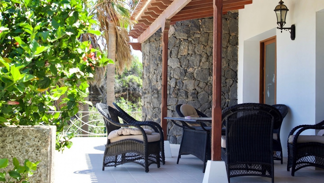 Chalet mit direkter Strandzugang in Arona — Terrasse