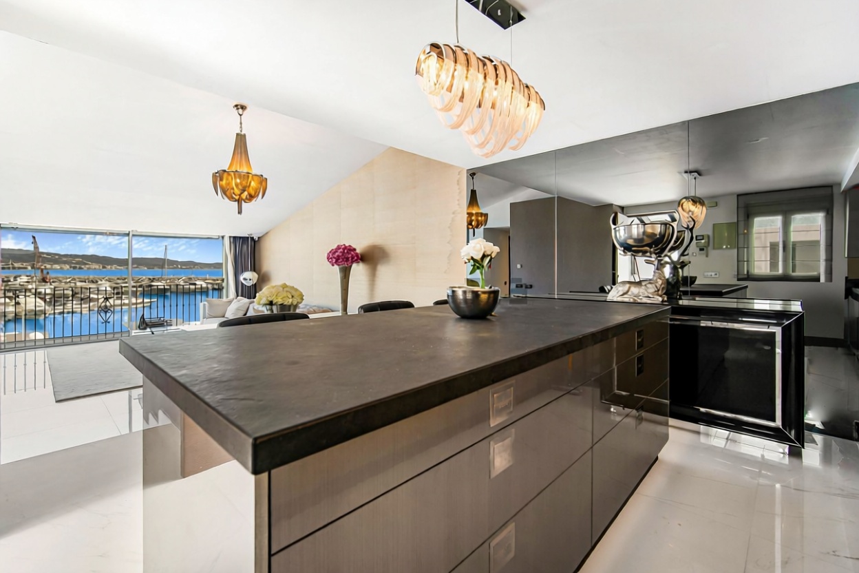 Grenier aménagé à vendre en première ligne de mer à Marbella — Terrasse mer
