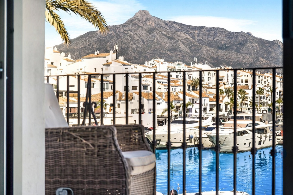Grenier aménagé à vendre en première ligne de mer à Marbella — Chambre
